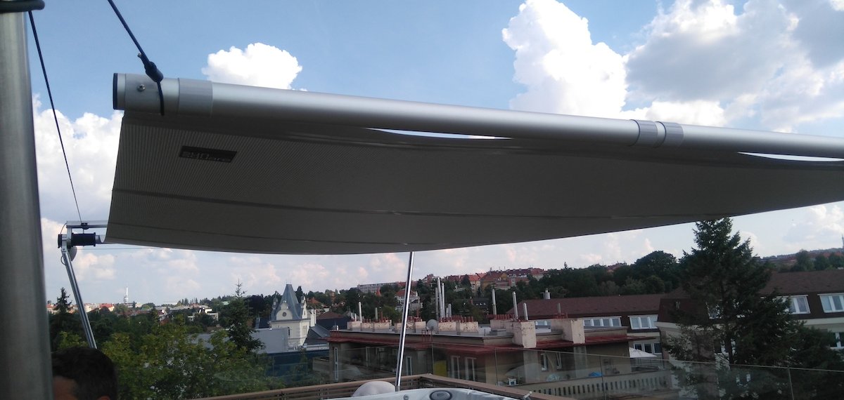 tieniaca plachta na terasu bytu